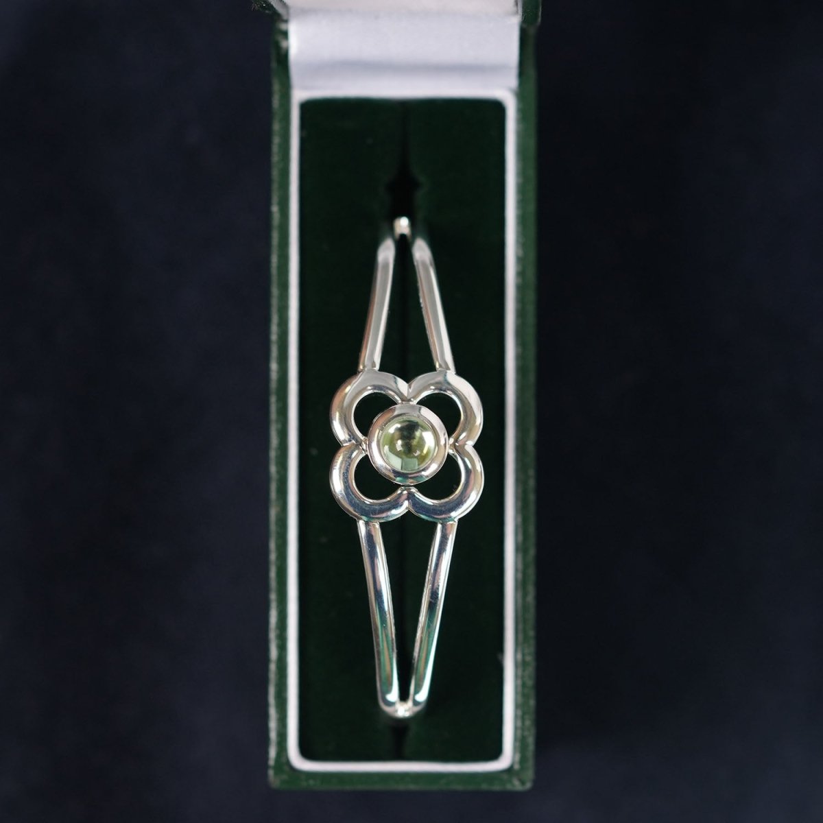 Art Pewter Birthstone Bangle - Silver Plated Pewter - Made in Scotland - August (Peridot) - Heritage Of Scotland -