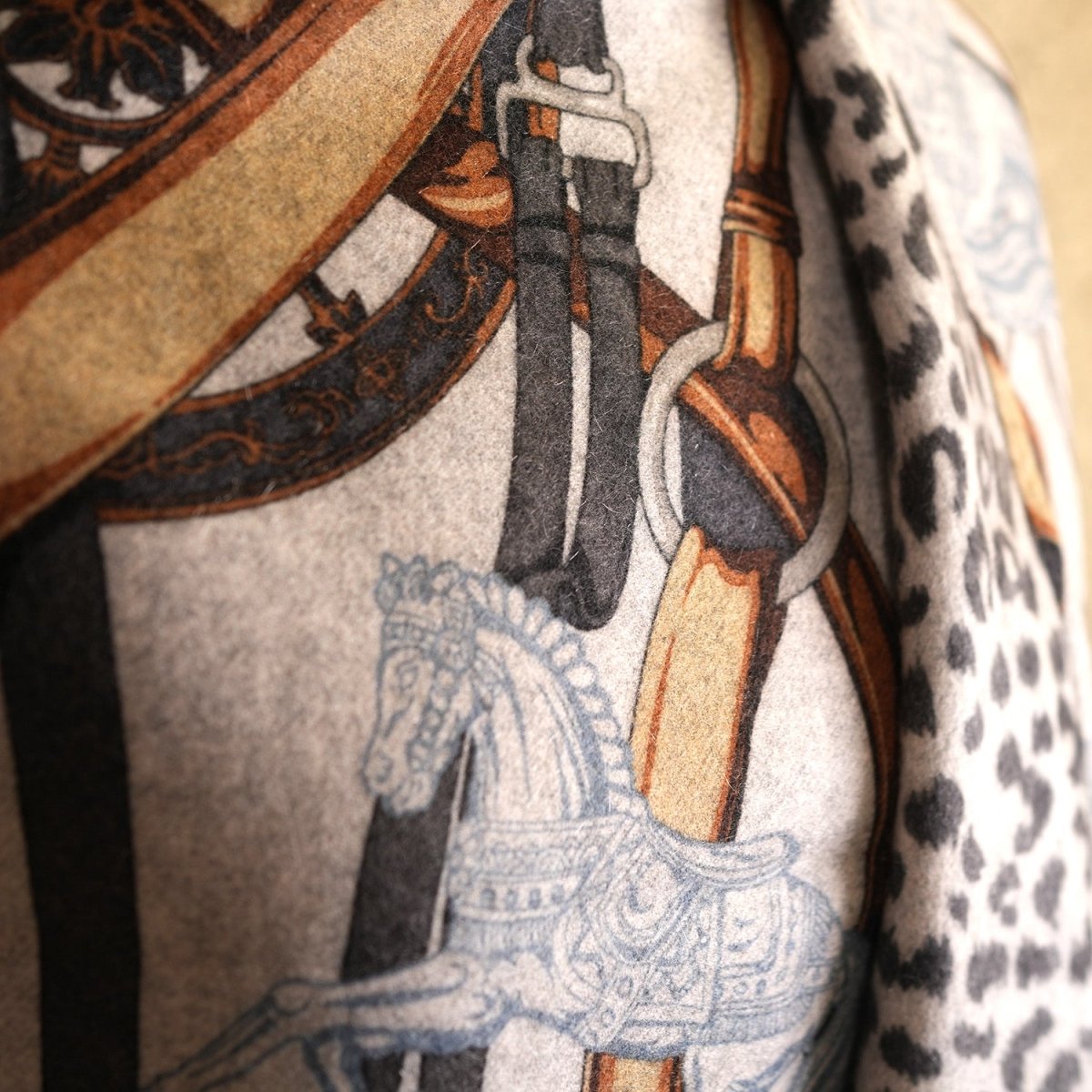100% Cashmere Cape Belt Design - GREY - Heritage Of Scotland -