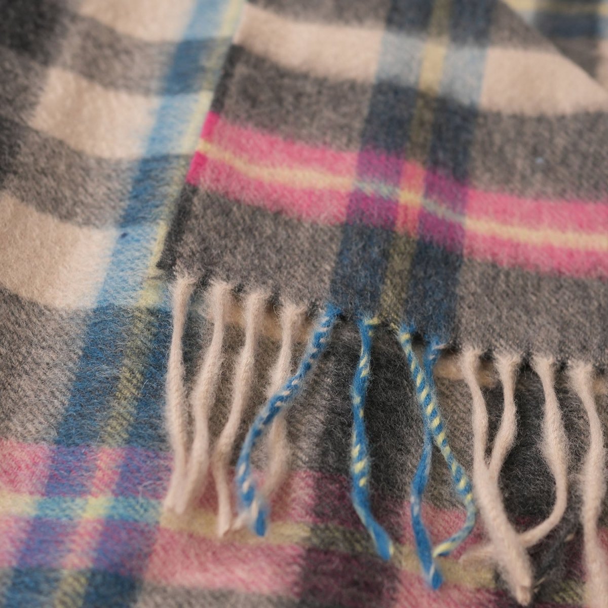 Edinburgh 100% Pure Cashmere Wide Scarf – Luxury Oversized Wrap - Mile Check - Pearl/Pewter - Heritage Of Scotland -