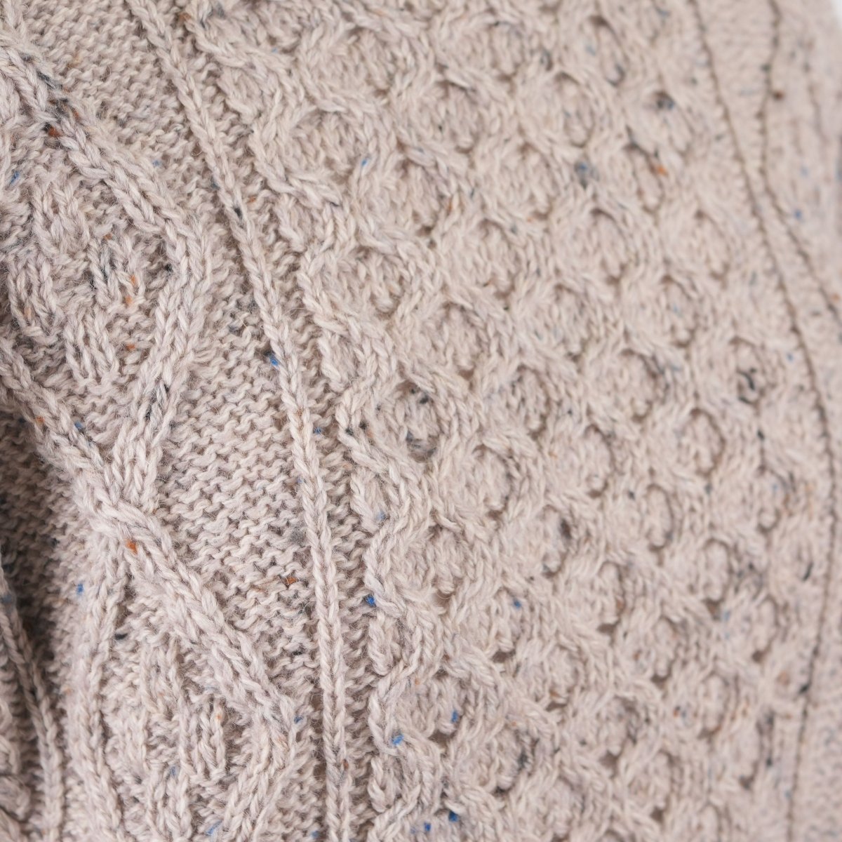Unisex Speckled Beige 100% Wool Aran Cable Knit Crew Neck Jumper – Made in Ireland | Skiddaw - Heritage Of Scotland - XS
