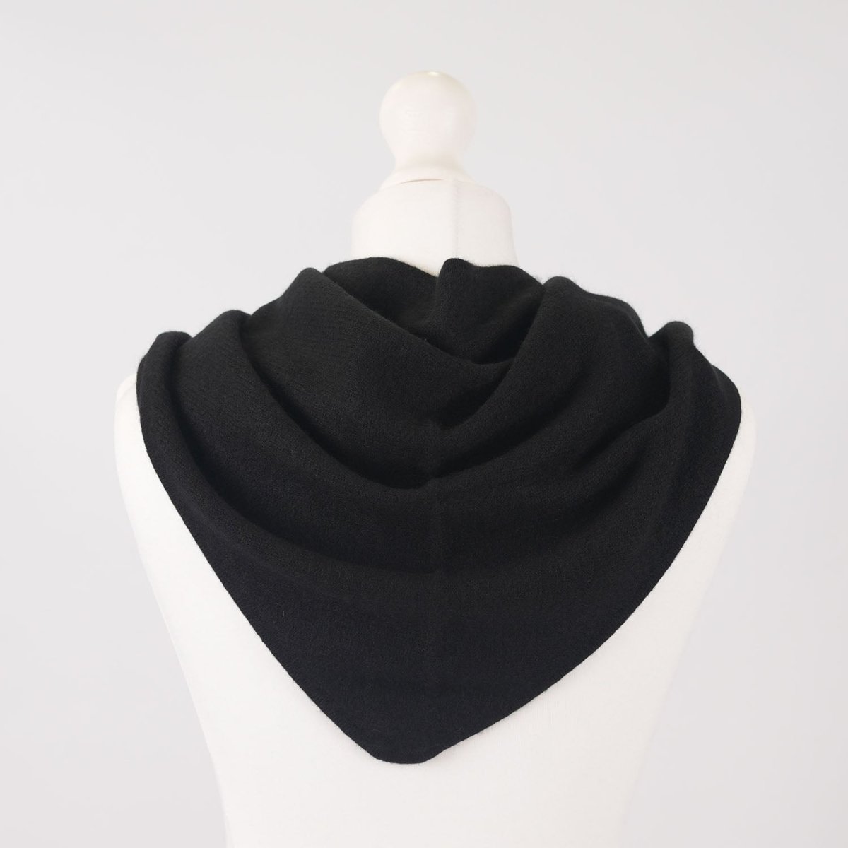 Women’s Luxury Ribbed Cashmere Triangle Scarf - BLACK - Heritage Of Scotland -
