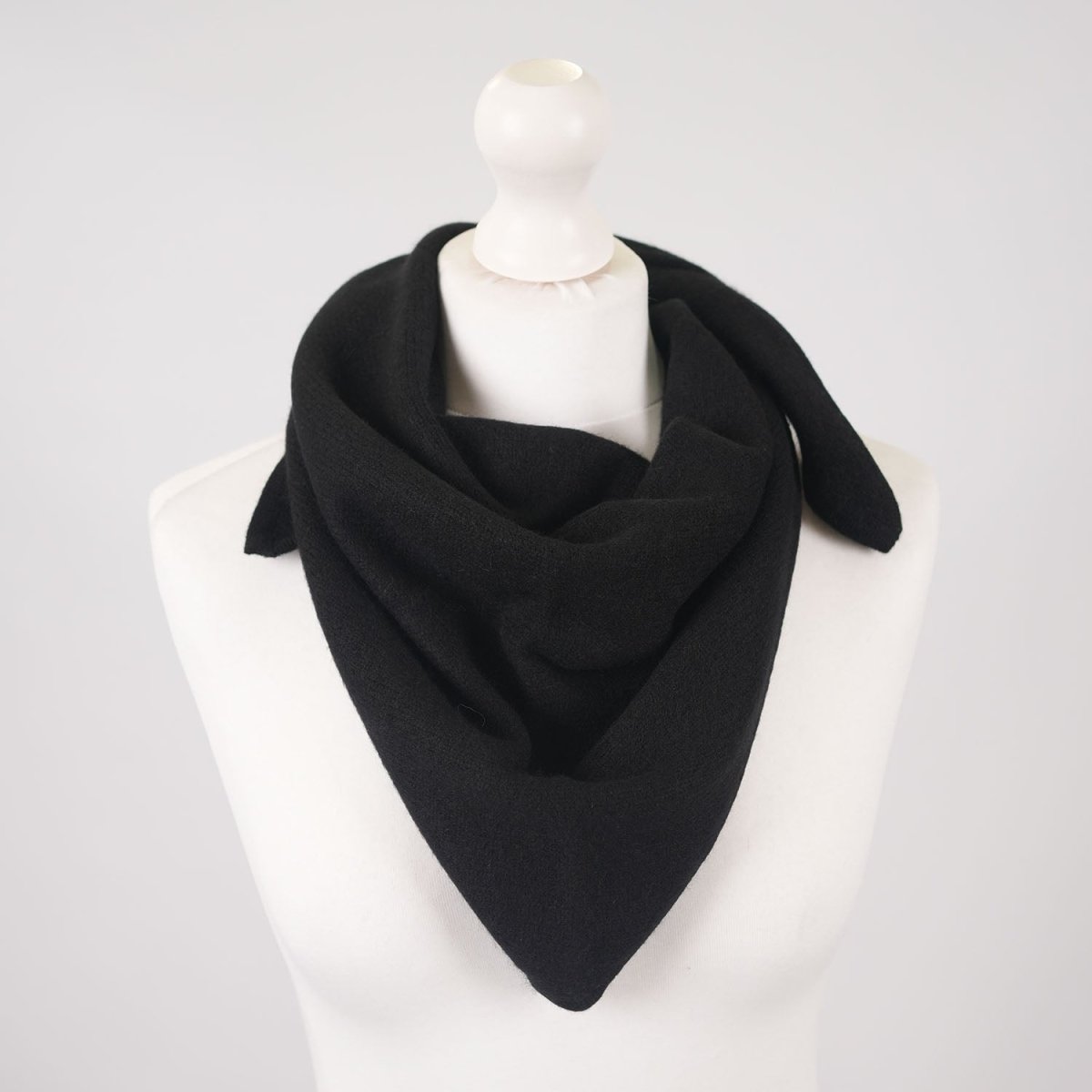 Women’s Luxury Ribbed Cashmere Triangle Scarf - BLACK - Heritage Of Scotland -