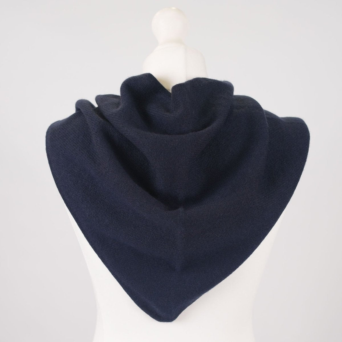 Women’s Luxury Ribbed Cashmere Triangle Scarf - NAVY - Heritage Of Scotland -
