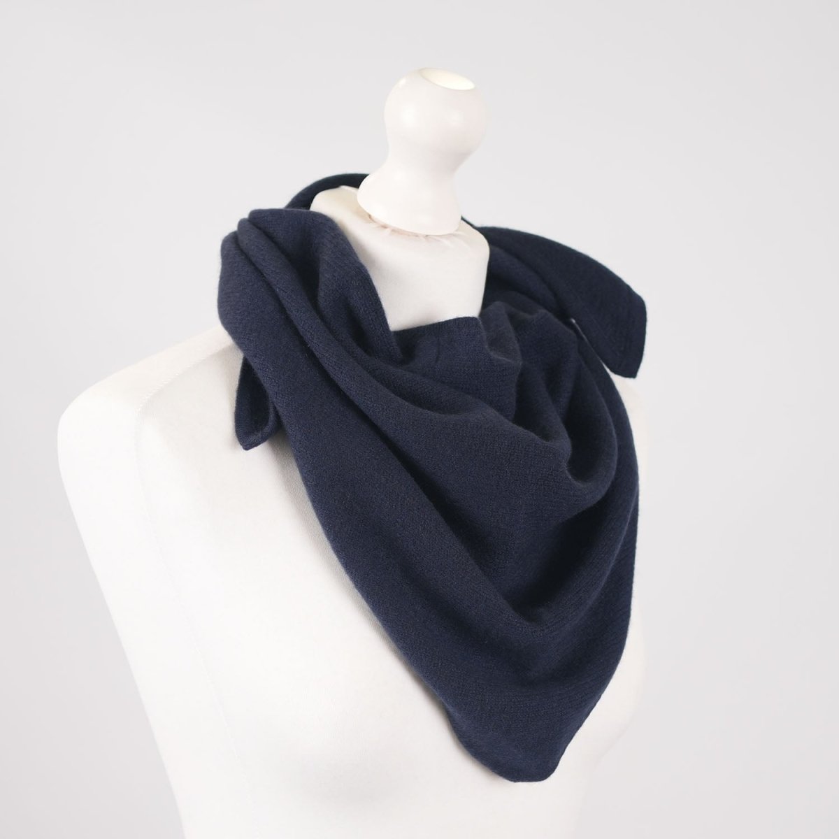 Women’s Luxury Ribbed Cashmere Triangle Scarf - NAVY - Heritage Of Scotland -
