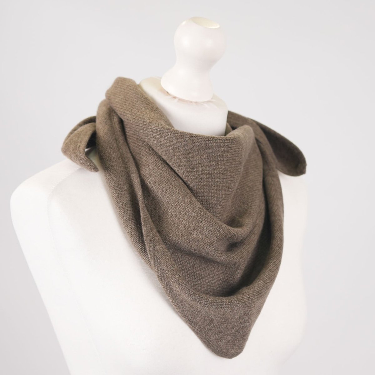 Women’s Luxury Ribbed Cashmere Triangle Scarf - OLIVE - Heritage Of Scotland -