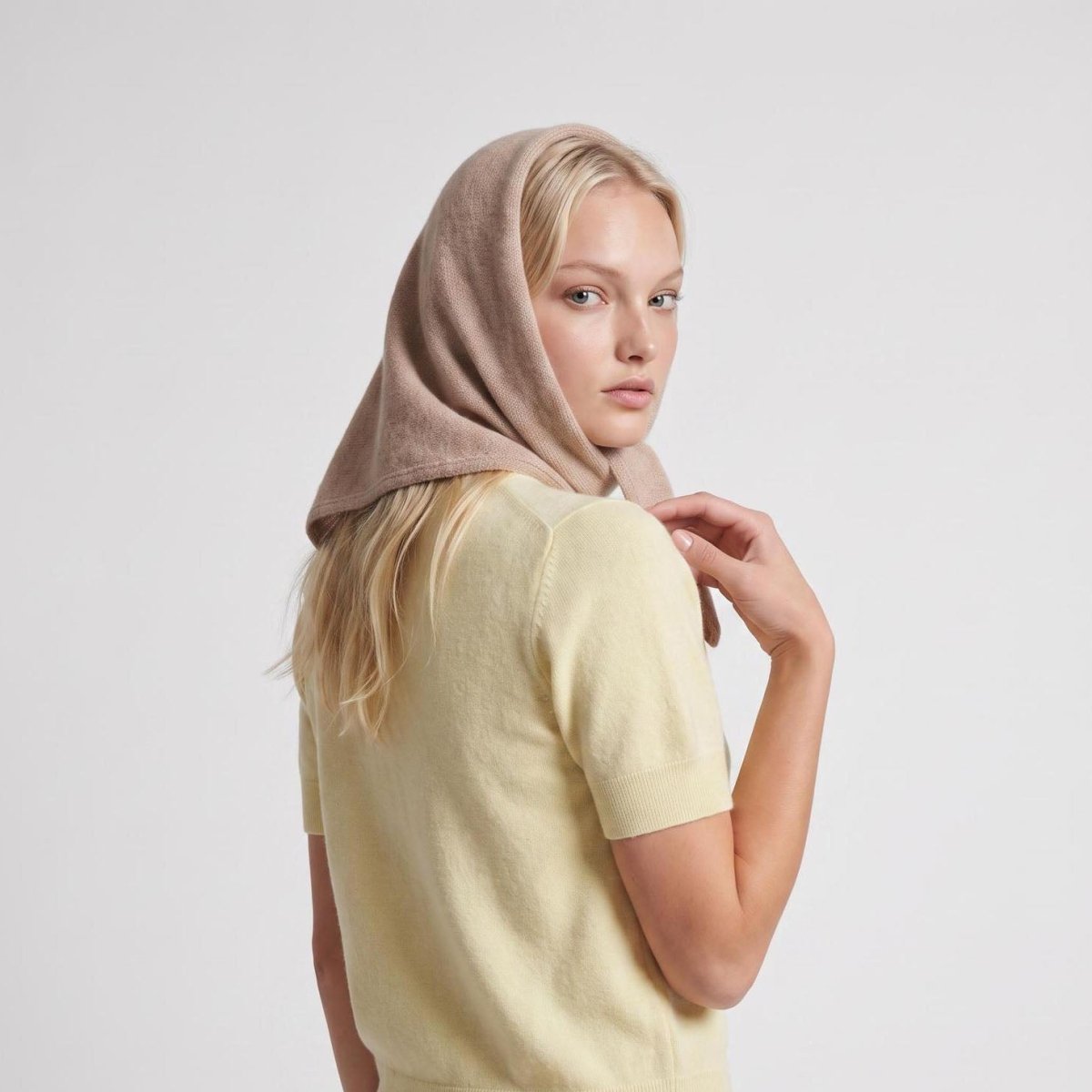 Women’s Luxury Ribbed Cashmere Triangle Scarf - SAND BEIGE - Heritage Of Scotland -