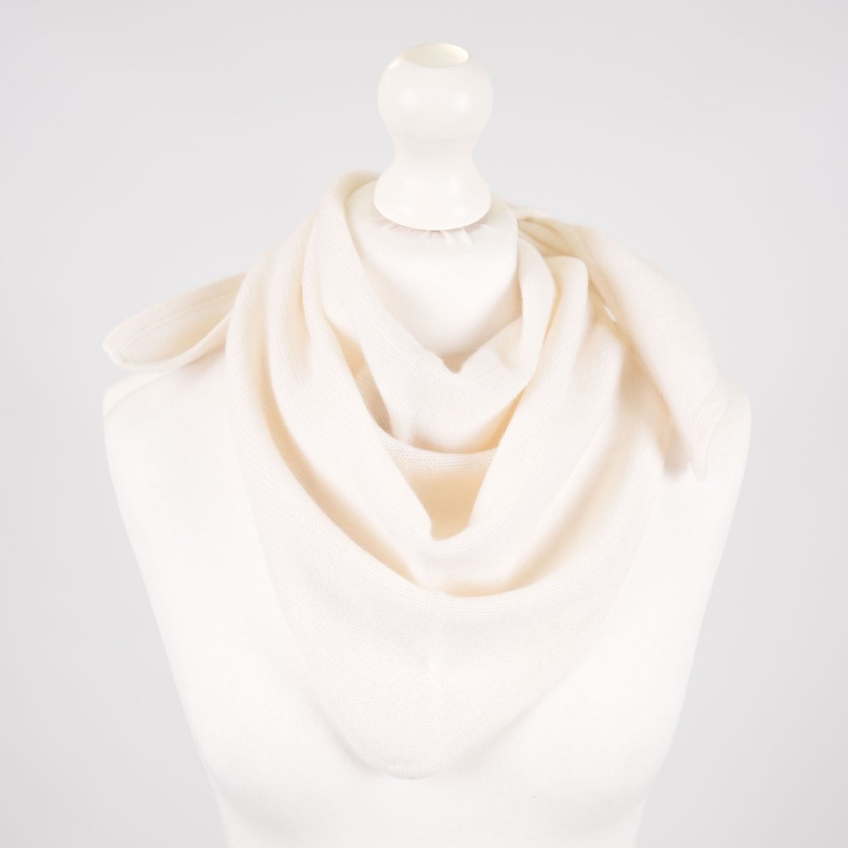 Women’s Luxury Ribbed Cashmere Triangle Scarf - WHITE - Heritage Of Scotland -